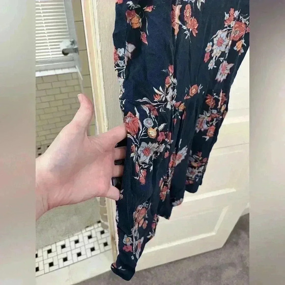 Navy blue floral lightweight‎ short tanktop romper with pockets size medium - Picture 5 of 6